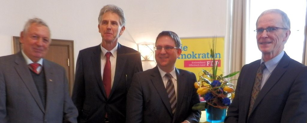 Stadtrat Manfred Ester, Ortsvereins-Vorsitzender Uwe Klein, Landesvorsitzender Dr. Stefan Ruppert und der Heusenstammer FDP-Fraktionsvorsitzende Dr. Rudolf Benninger (von links).