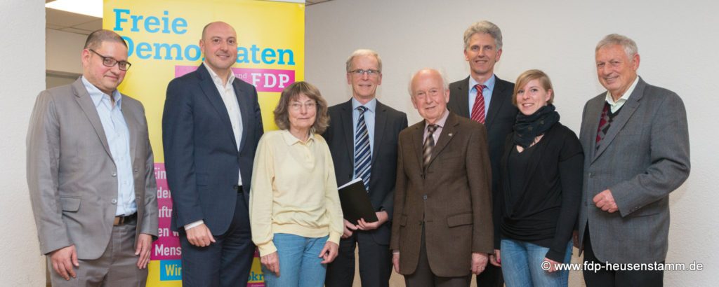 Auf dem Bild sind von links nach rechts zu sehen: Stefan Fehrenbach, Stefan Joe, Gertrud Steiner, Dr. Rudolf Benninger, Dr. Rolf Bollinger, Uwe Klein, Anna Bauer und Manfred Ester.