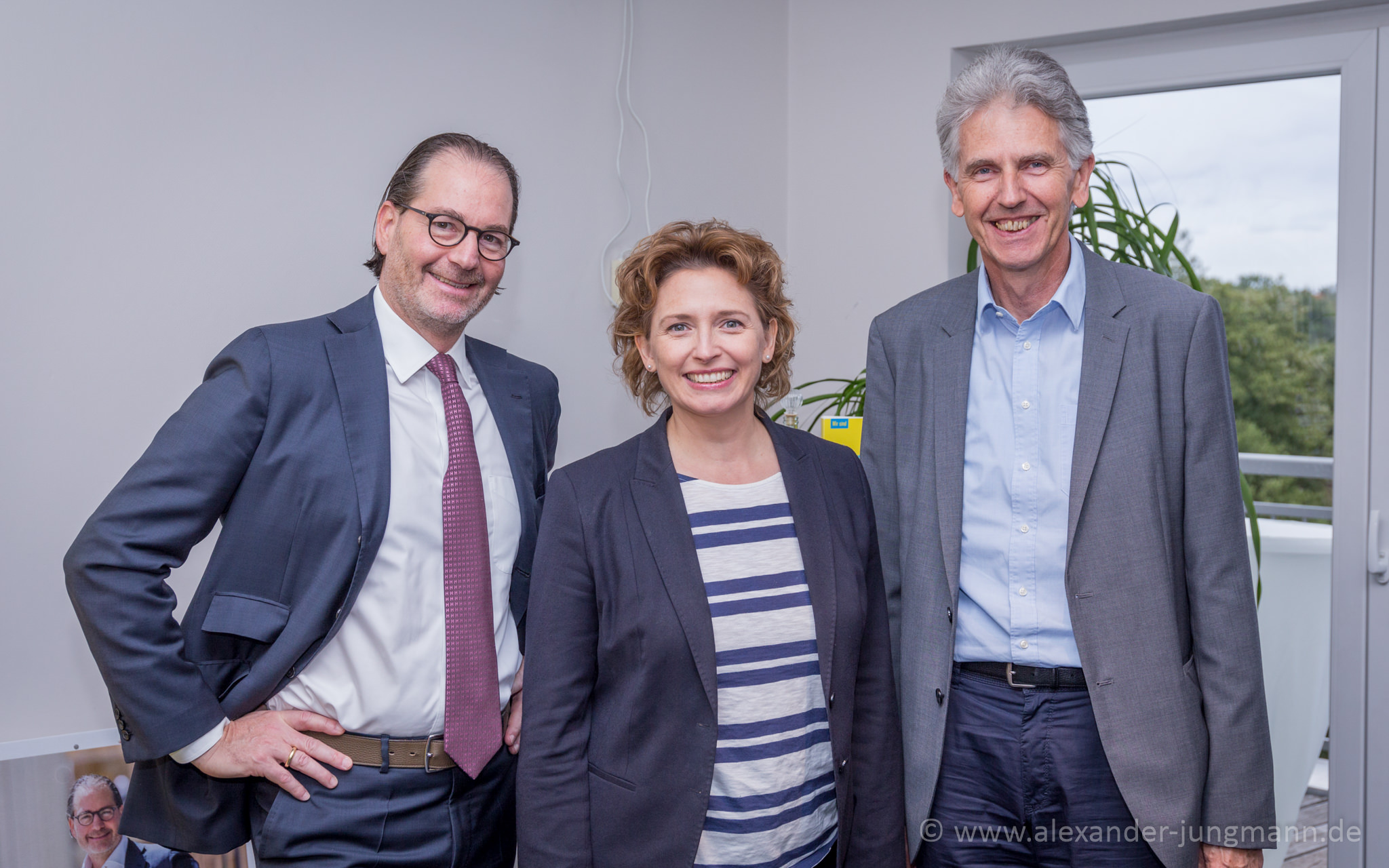 Nicola Beer, umrahmt von Ernestos Varvaroussis (links) und Uwe Klein (rechts).